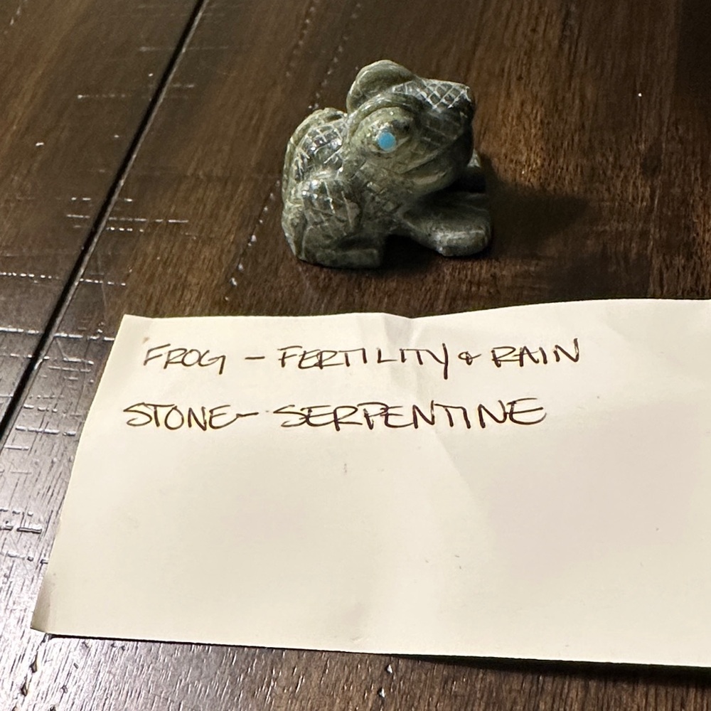 Carved Serpentine Zuni Frog with Turquoise Eyes - Picture 2 of 7